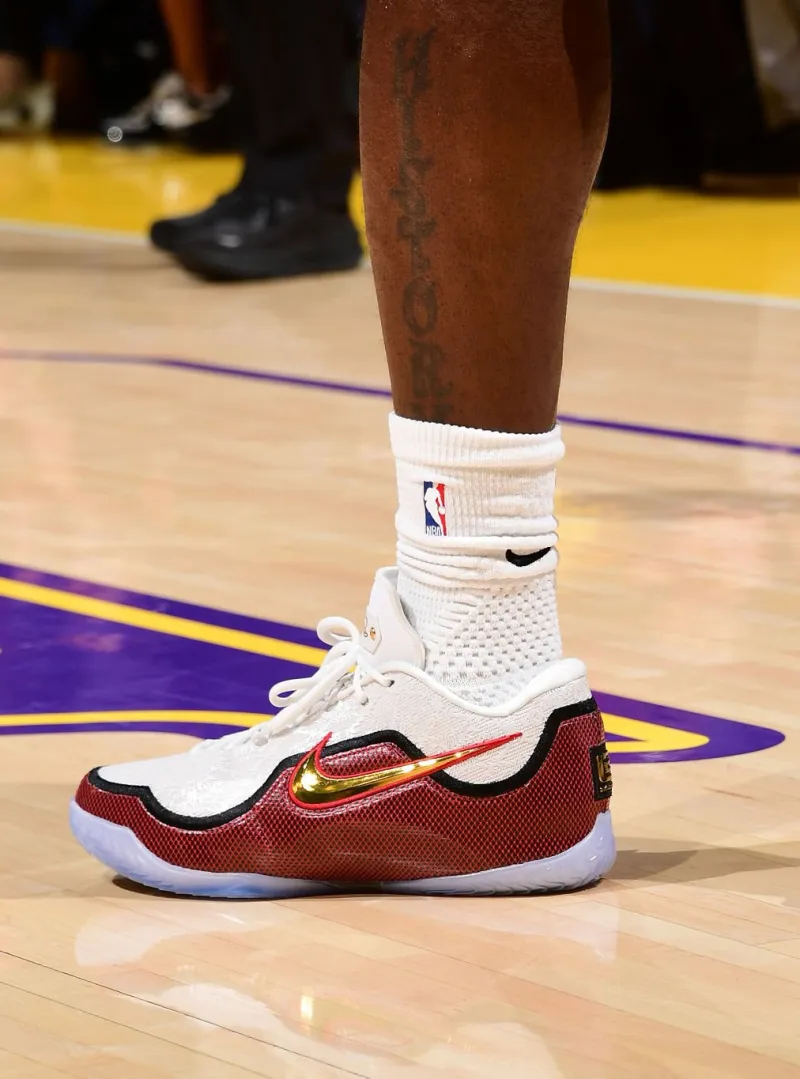 sofascore中文官网-詹姆斯穿着盛大启幕配色Lebron23，得到18分4篮板6助攻3抢断